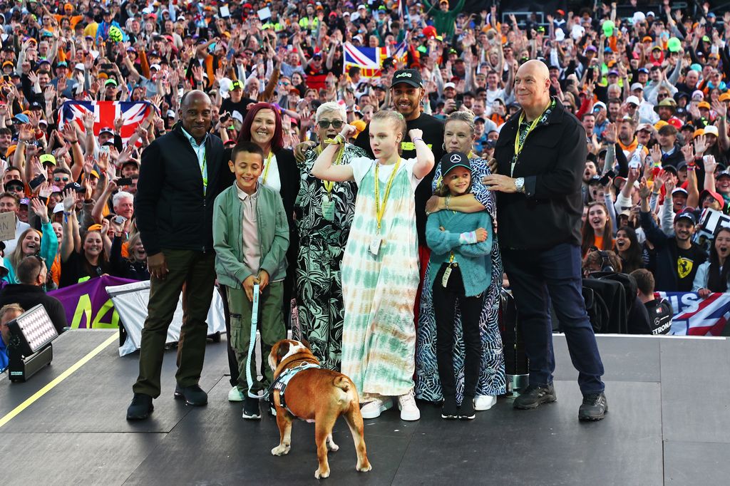 Lewis Hamilton celebra con su familia y su perro Roscoe su victoria en el Gran Premio de Gran Bretaña en Silverstone el 7 de julio de 2024 