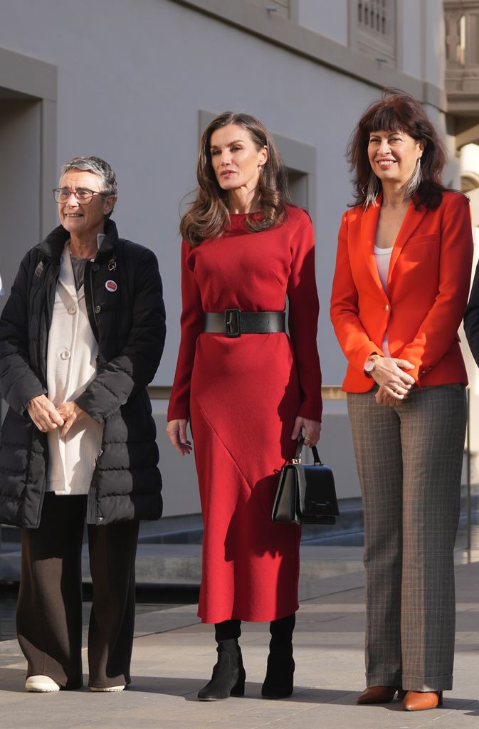 La reina Letizia reinventa su vestido de punto rojo con un accesorio básico y favorecedor