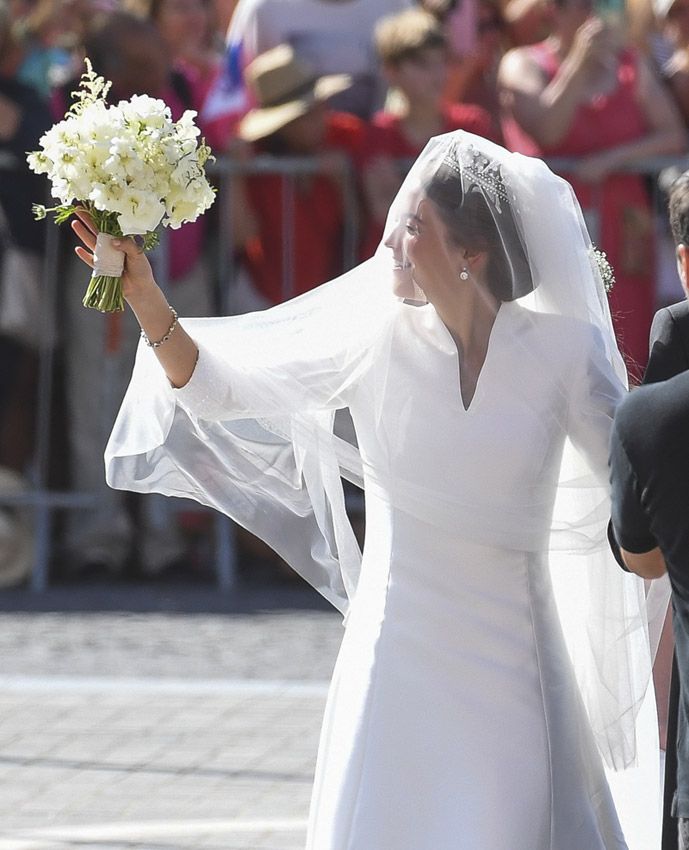 La infanta María Francisca de Portugal versiona el vestido de novia de su madre con una tiara histórica