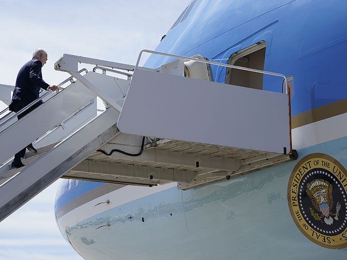 Imagen de Joe Biden subiendo las escaleras del avión 