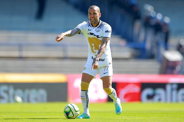 Dani Alves con el Pumas