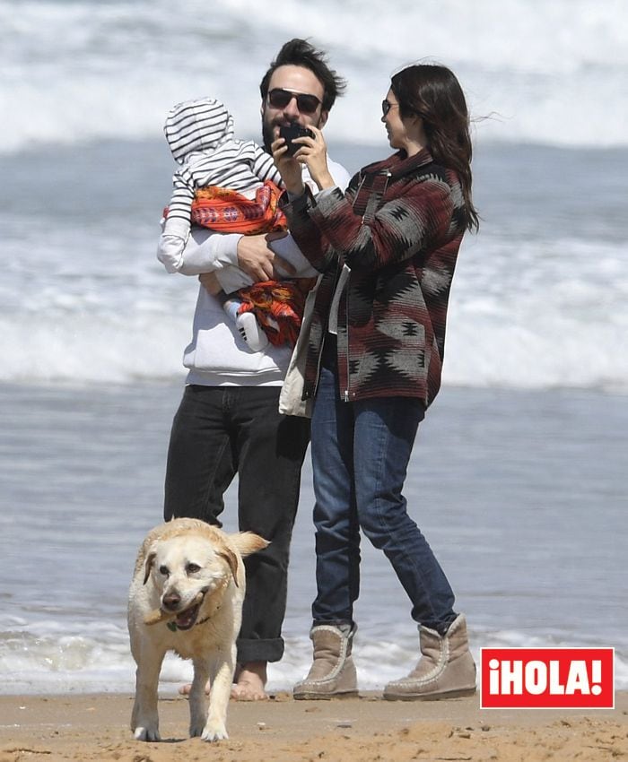 Elena Furiase con su novio y su hijo en la playa