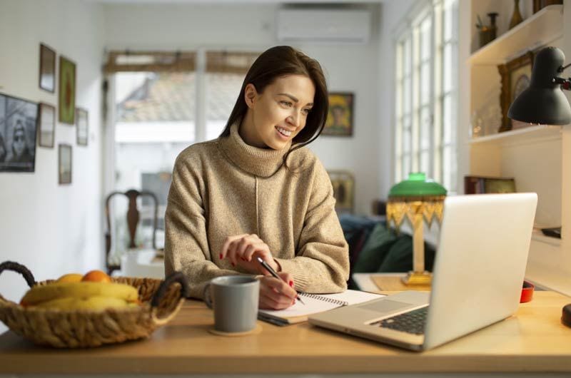 istock chica ordenador