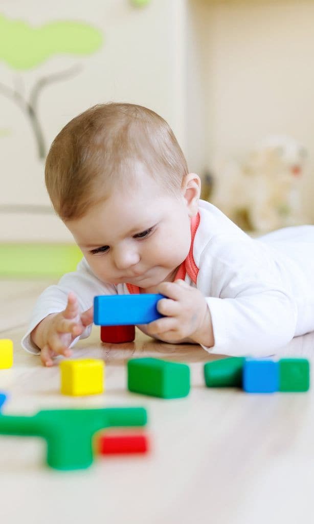 Movimiento de los bebés para el desarrollo físico o emocional.