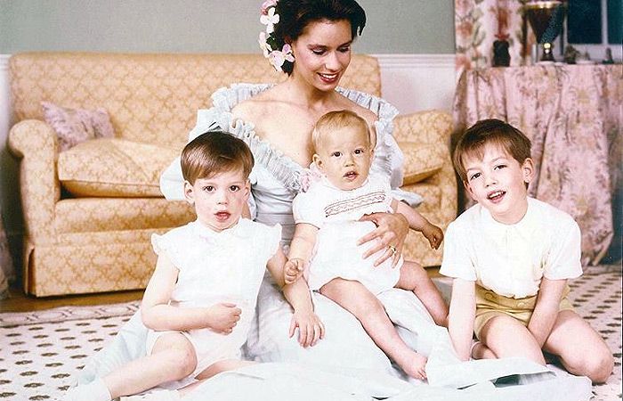 María Teresa de Luxemburgo con sus hijos