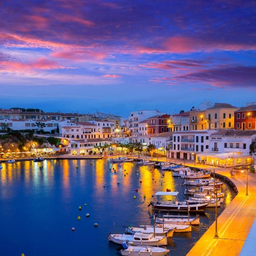 puerto de cales fonts en mahon capital de la isla de menorca