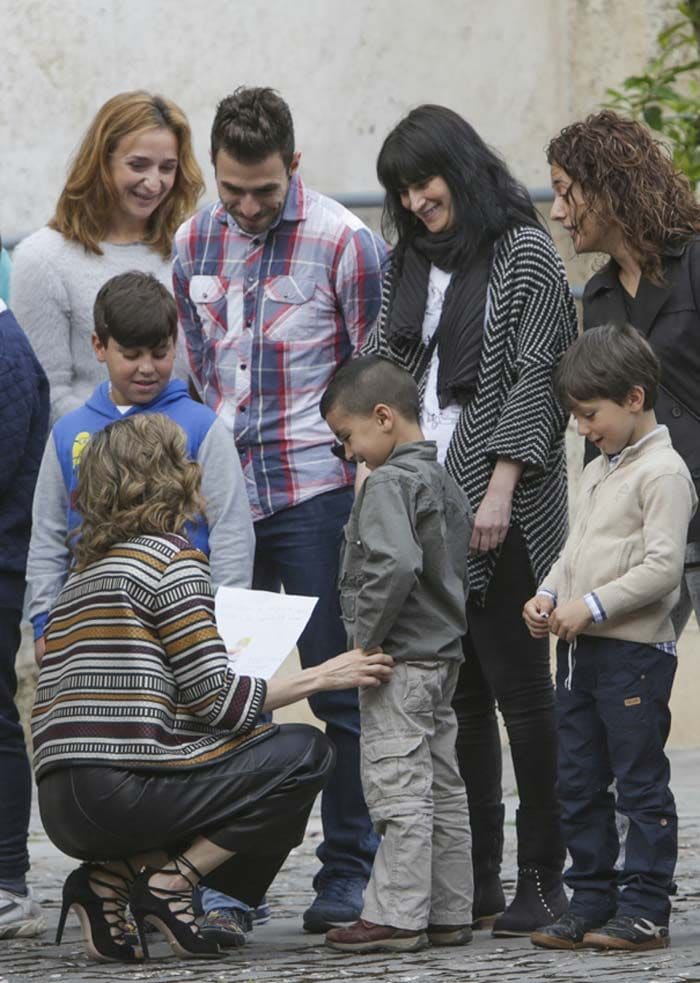 Doña Letizia, reina de los niños como tantas otras veces, se detuvo a saludar amablemente a los deciséis escolares del Colegio Rural Agrupado Entrevalles
