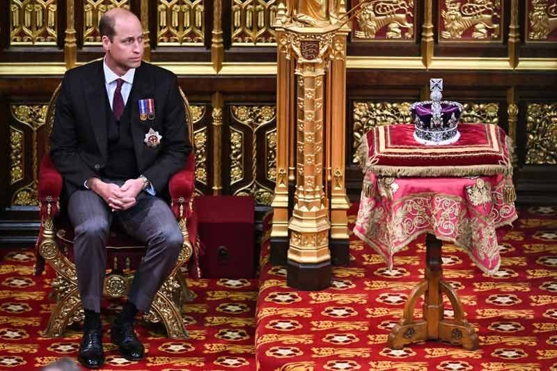 El príncipe Guillermo junto a la Corona Imperial