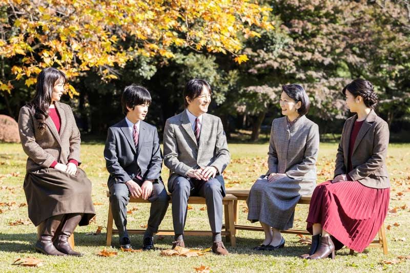 Akishino de Japón con su familia