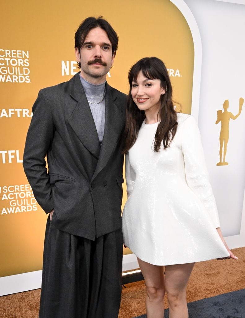 Jon Arias y Úrsula Corberó en los SAG Awards 2025