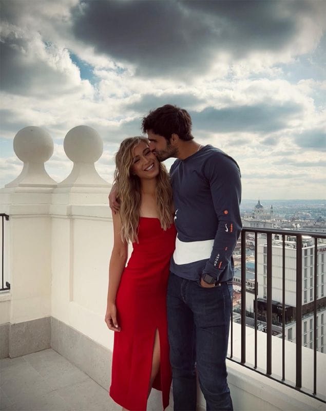 Paula Badosa y Juan Betancourt en una terraza