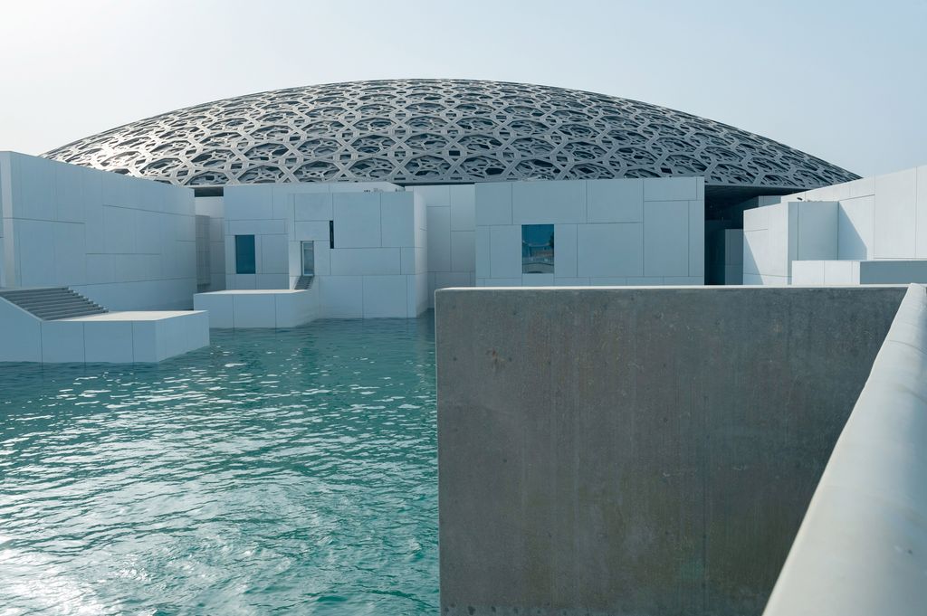 La arquitectura del Louvre Abu Dabi es impresionante