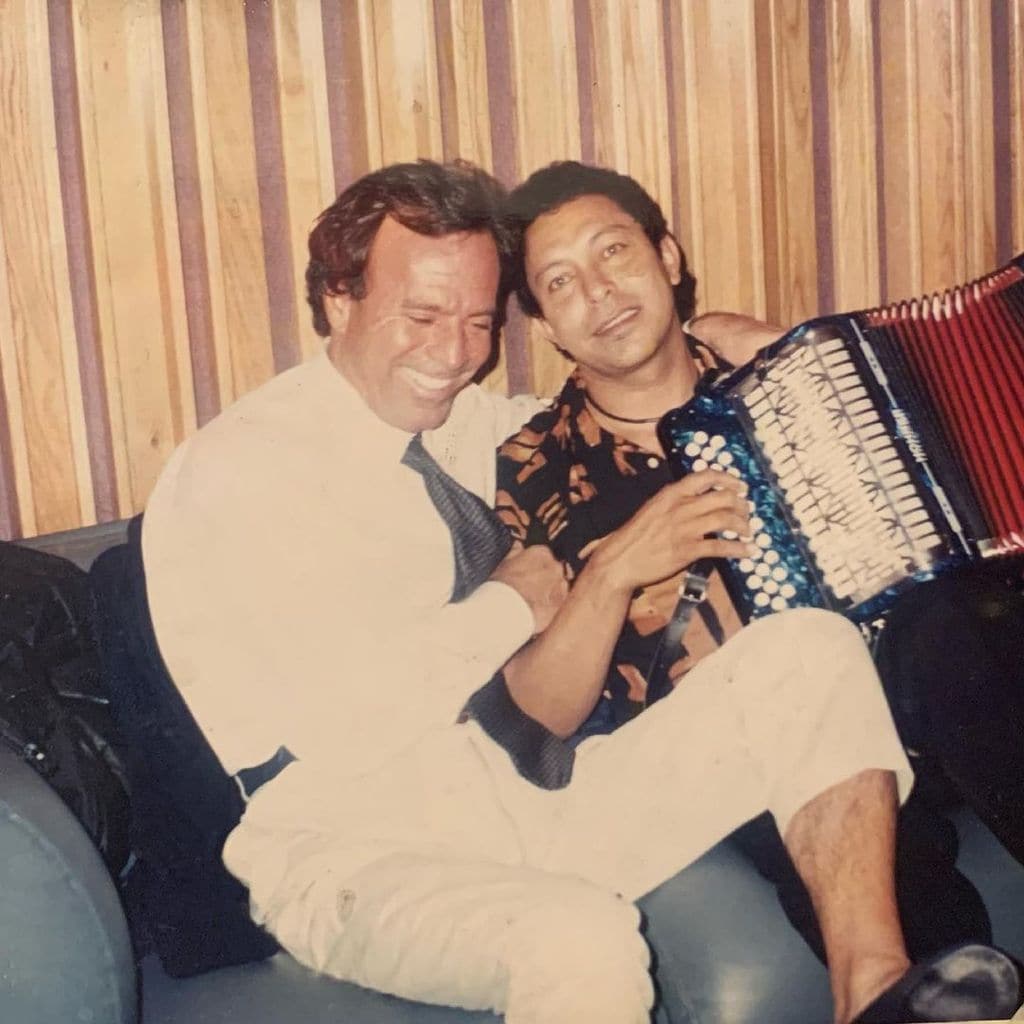 Egidio Cuadrado grabó dos temas con Julio Iglesias, 'Agua dulce, agua salá' y 'Baila morena'