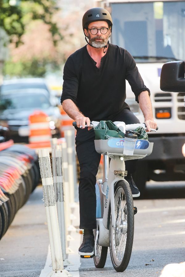 hugh jackman bicicleta