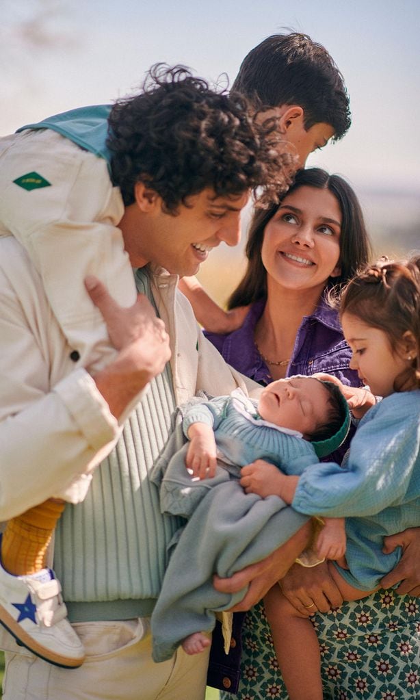 HOLA 4107. María García de Jaime y Tomás Páramo con sus hijos.