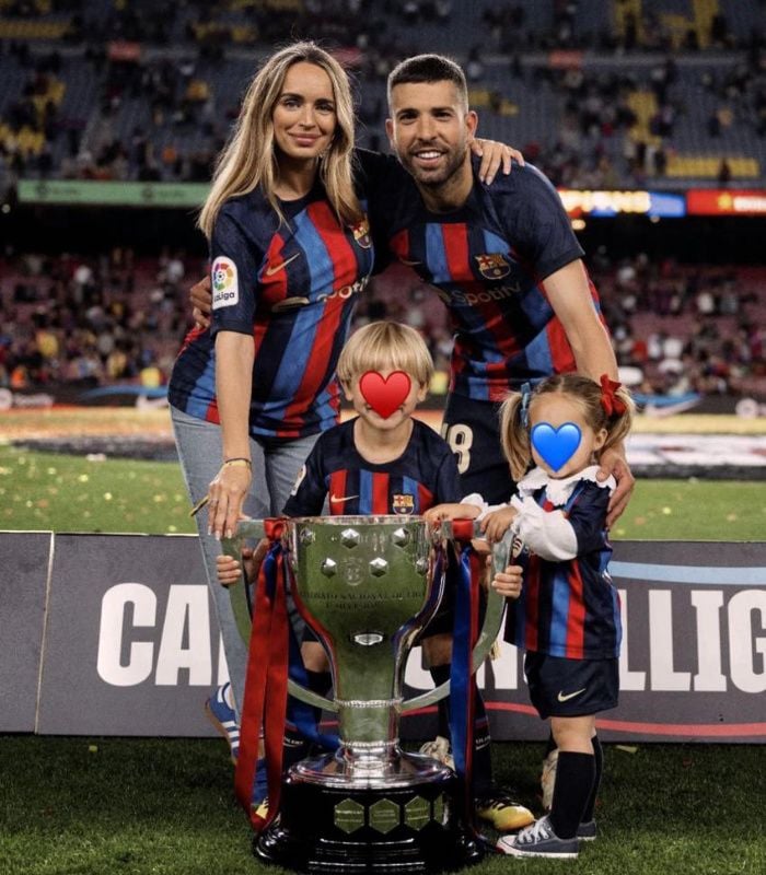 Jordi Alba y Romarey Ventura con sus hijos