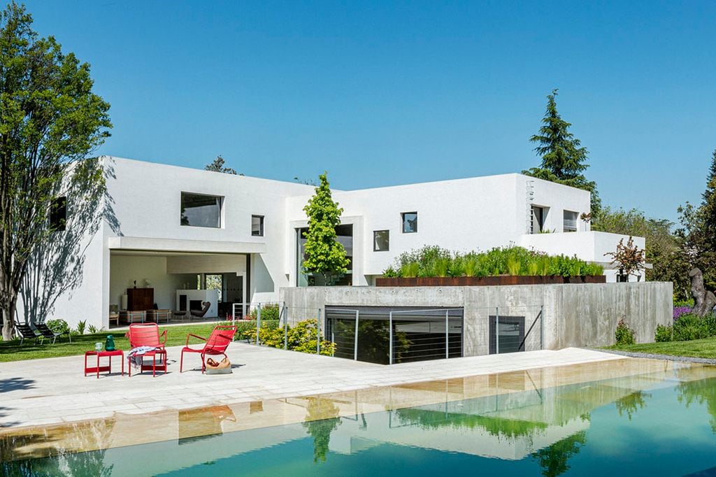 Vivienda con un pabellón que cuenta con una cubierta verde