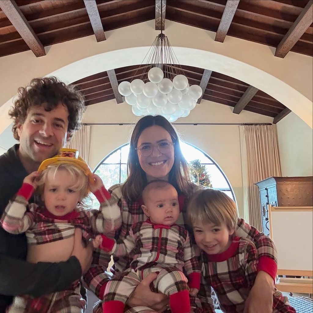 Mandy Moore y su esposo Taylor Goldsmith con sus tres hijos: Louise, Gus y Ozzie