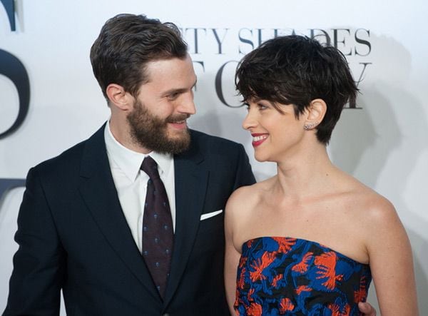 Jamie volvió a acudir del brazo de su verdadera Anastasia Steele, su flamante esposa Amelia Warner, con la que protagonizó instantáneas de lo más románticas que demuestran la increíble complicidad que hay entre ellos 