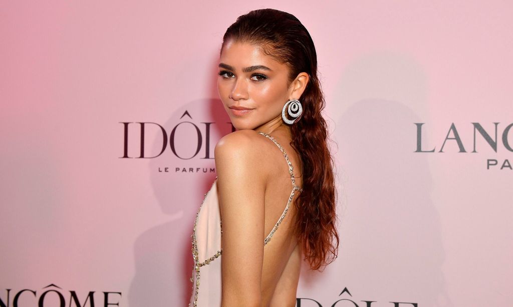 Zendaya con vestido escotado en la espalda