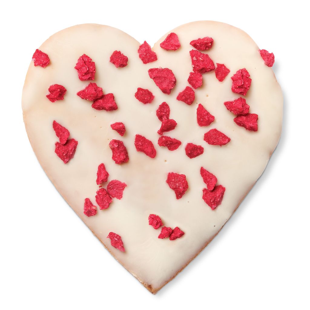 Galleta en forma de corazón con chocolate blanco y frutos rojos secos