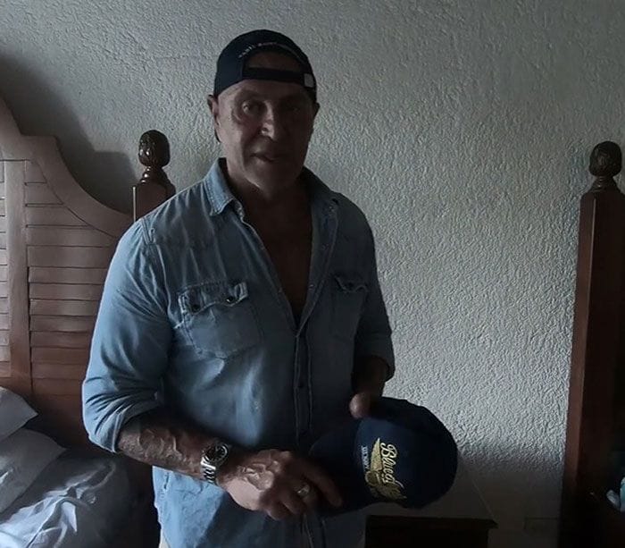 Kiko Matamoros y su gorra militar 