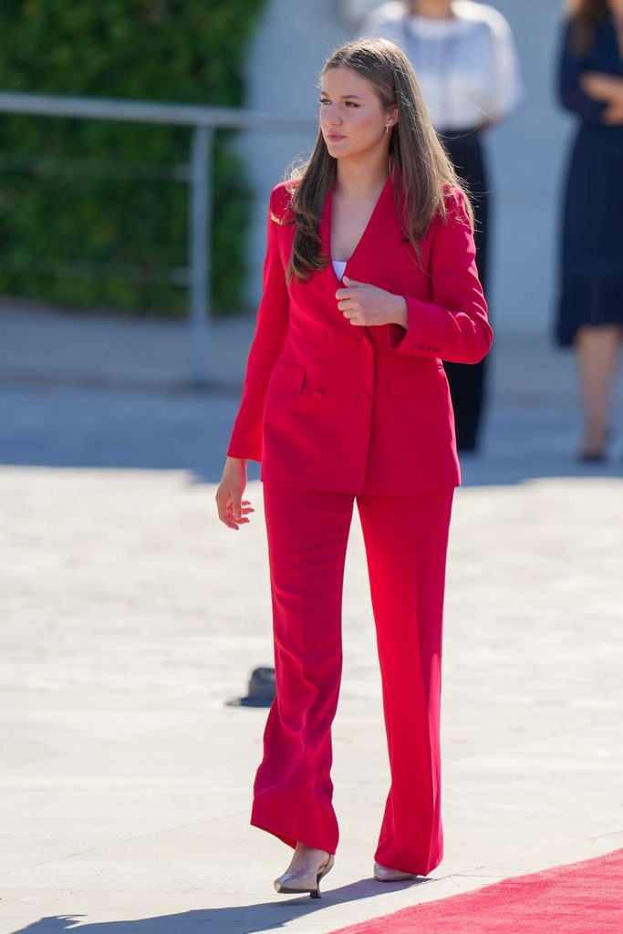 Princesa Leonor, con traje rojo y tacones