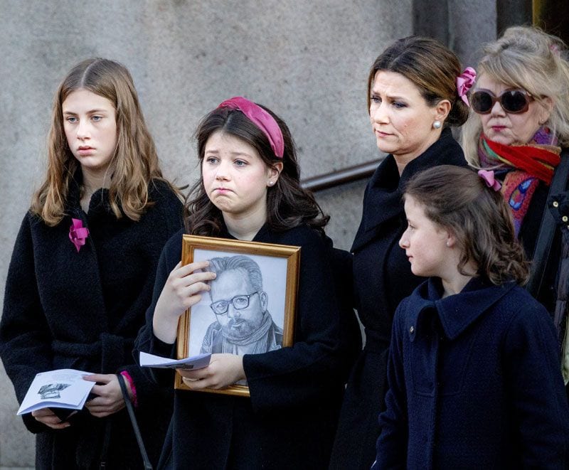 Marta Luisa de Noruega con sus hijas en el funeral de Ari Behn