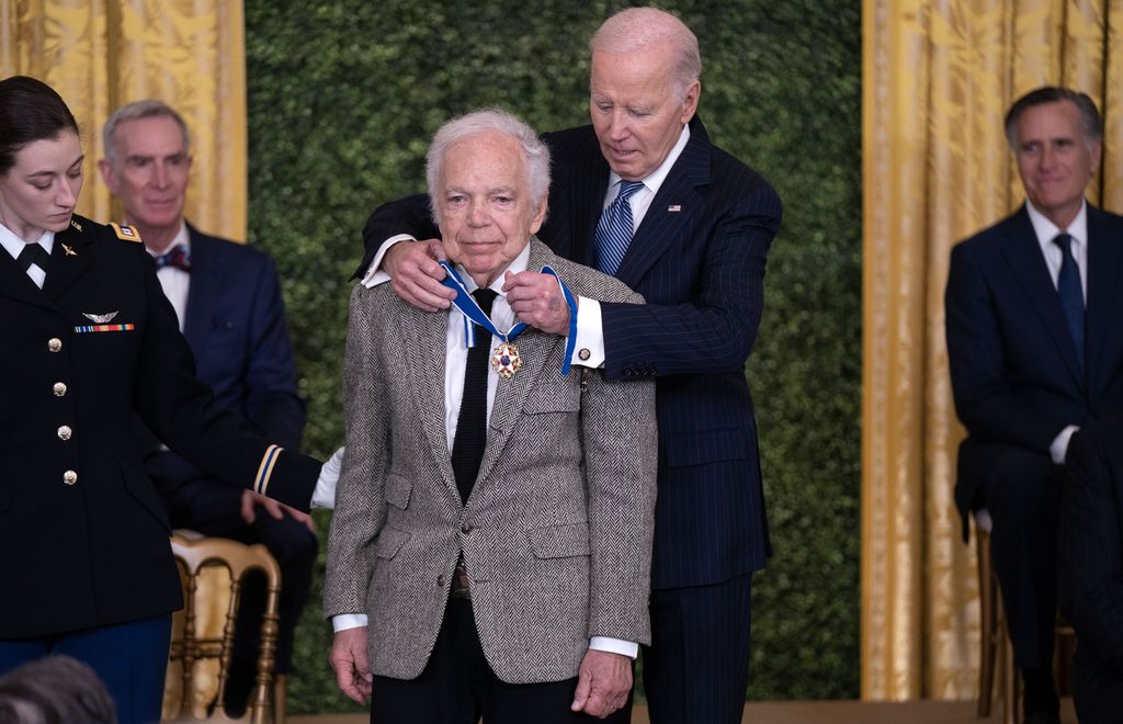 Joe Biden condecorando a Ralph Lauren