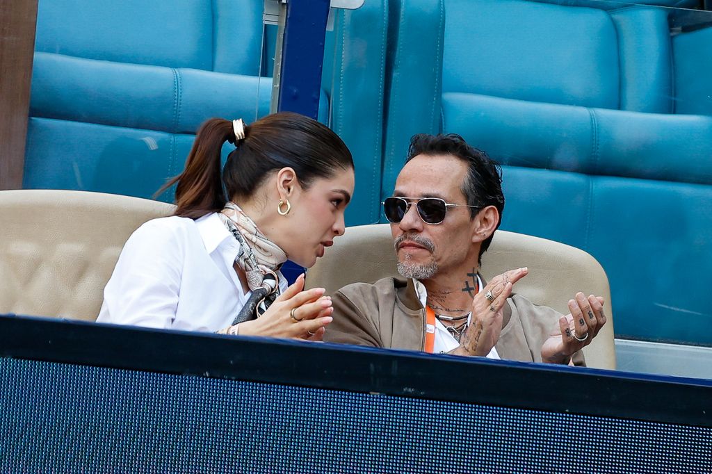 Marc Anthony y Nadia Ferreira en el Miami Open 2025