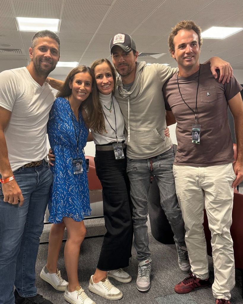 Enrique Iglesias con su hermana Ana Boyer