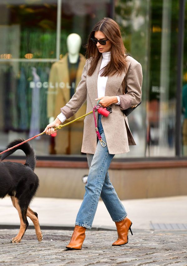 Emily Ratajkowski con botines de Zara