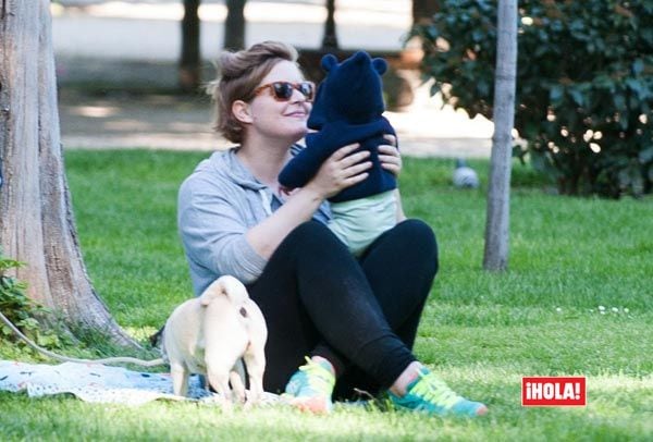 Tania Llasera protagonizó estas bonitas imágenes durante un agradable día en el parque con su hijo Pepe
