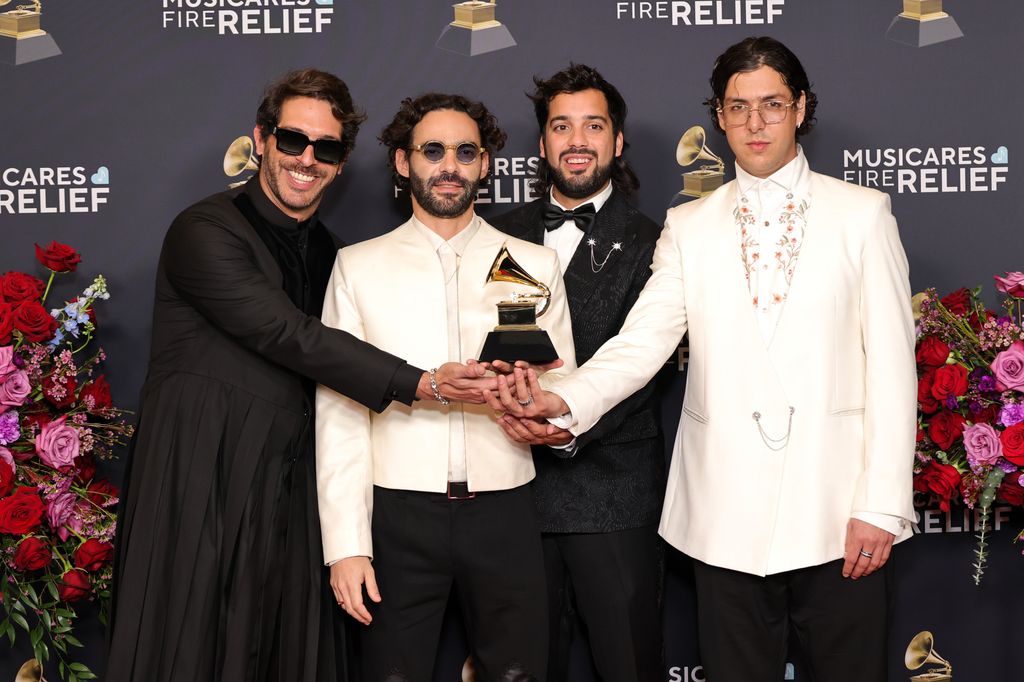 Rawayana posando con su primer GRAMMY por '¿Quién trae las cornetas?'