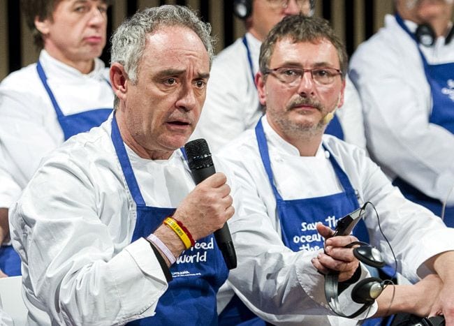 En el año 93-94 Aduriz estuvo trabajando en las cocinas del mítico restaurante de Ferran Adrià, 'El Bulli'. Una experiencia que resultó clave en la evolución de su carrera como chef. En la imagen vemos a ambos el pasado mes de marzo durante la presentacion de la campaña 'Save the Oceans: feed the world', en San Sebastián.
