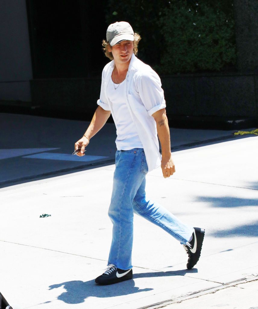 Jeremy Allen White en las calles de Los Ángeles.