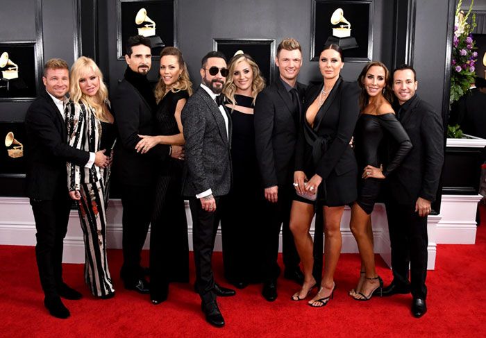 Los Backstreet Boys con sus respectivas parejas