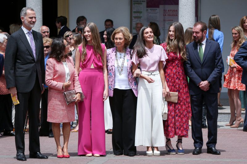 Los Reyes, Leonor y Sofía con doña Sofía, Paloma Rocasolano y Jesús Ortiz