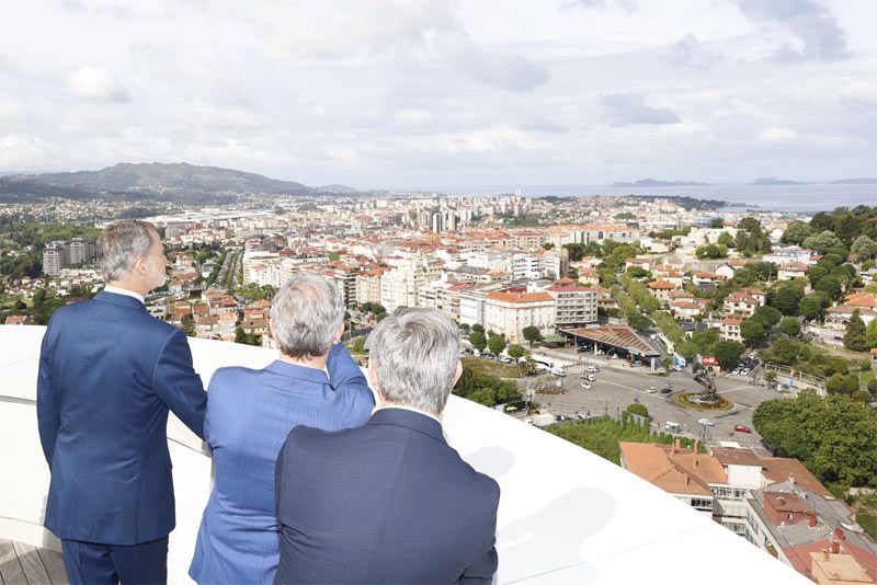 El rey Felipe viendo una vista panorámica de Vigo