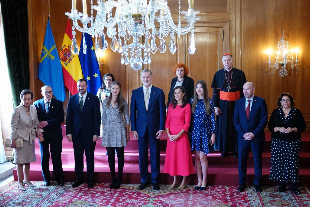 (I-D) El presidente del Gobierno de Asturias, AdriÃ¡n BarbÃ³n; La Princesa Leonor, los Reyes, Felipe VI y Letizia y la Infanta posan junto a los galardonados con las Medallas de Asturias 2024, en el Hotel La Reconquista, a 25 de octubre de 2024, en Oviedo, Asturias (EspaÃ±a). Este recibimiento forma parte de los actos previos a la ceremonia de entrega de los  Premios Princesa de Asturias 2024. Esta ediciÃ³n subraya el protagonismo de doÃ±a Leonor por su mayorÃ­a de edad y por los diez aÃ±os que cumple como presidenta de honor de la fundaciÃ³n que otorga los galardones.  Xuan Cueto / Europa Press 25 OCTUBRE 2024;FAMILIA REAL;GALARDONADOS;PREMIOS FIN DE GRADO 2023;PRICNESA DE ASTURIAS 25/10/2024