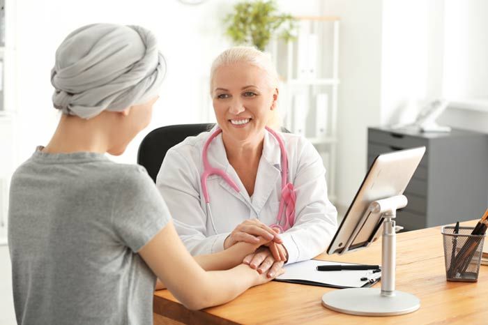 paciente de cáncer en la consulta del médico