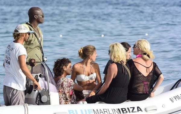 Tras confirmarse su nueva relación con Erica Paker, Seal se dejó ver en Ibiza con algunos amigos
