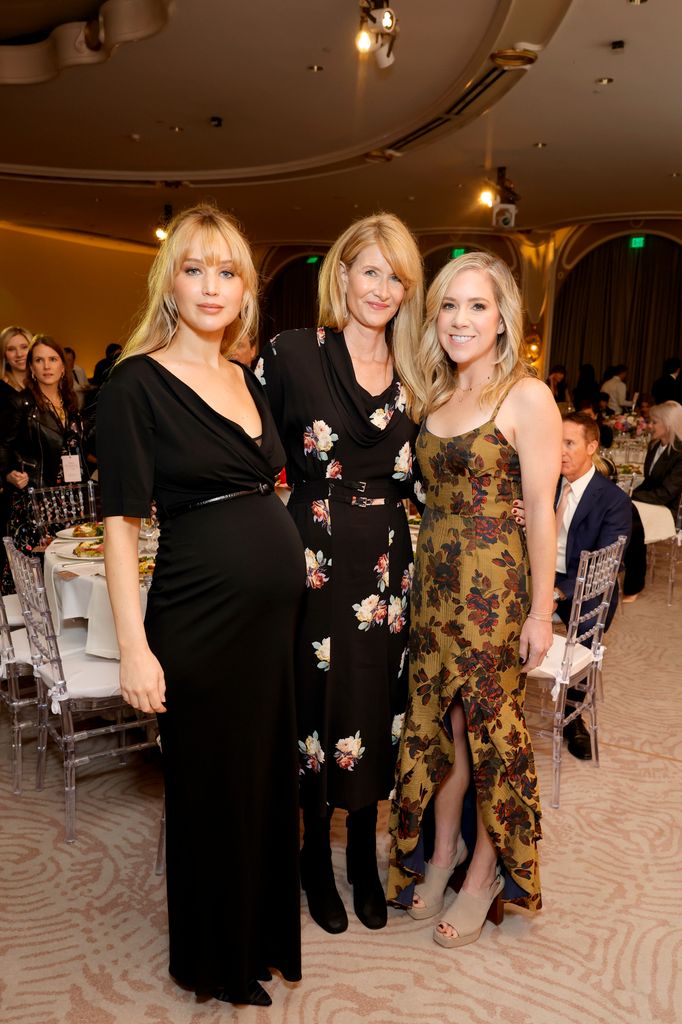 Jennifer Lawrence, junto a Laura Dern y Amanda Zurawski en la gala de premios 'Mujeres del Entretenimineto' 2024 en Beverly Hills