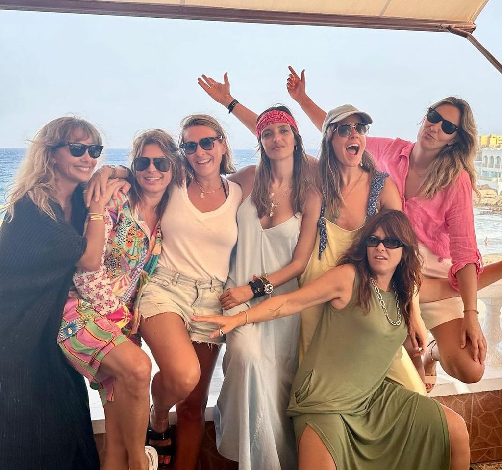 Sara Carbonero de vacaciones con amigas Vanesa Martín, Isabel Jimenez Van Martinez