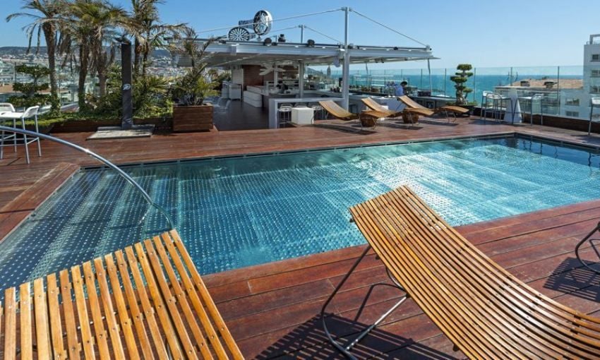 Terraza y piscina del hotel MiM, cuyo propietario es Leo Messi.