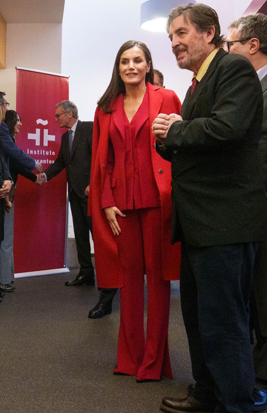 Reina Letizia con traje rojo