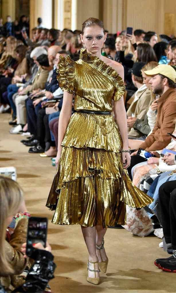 vestido dorado de altuzarra