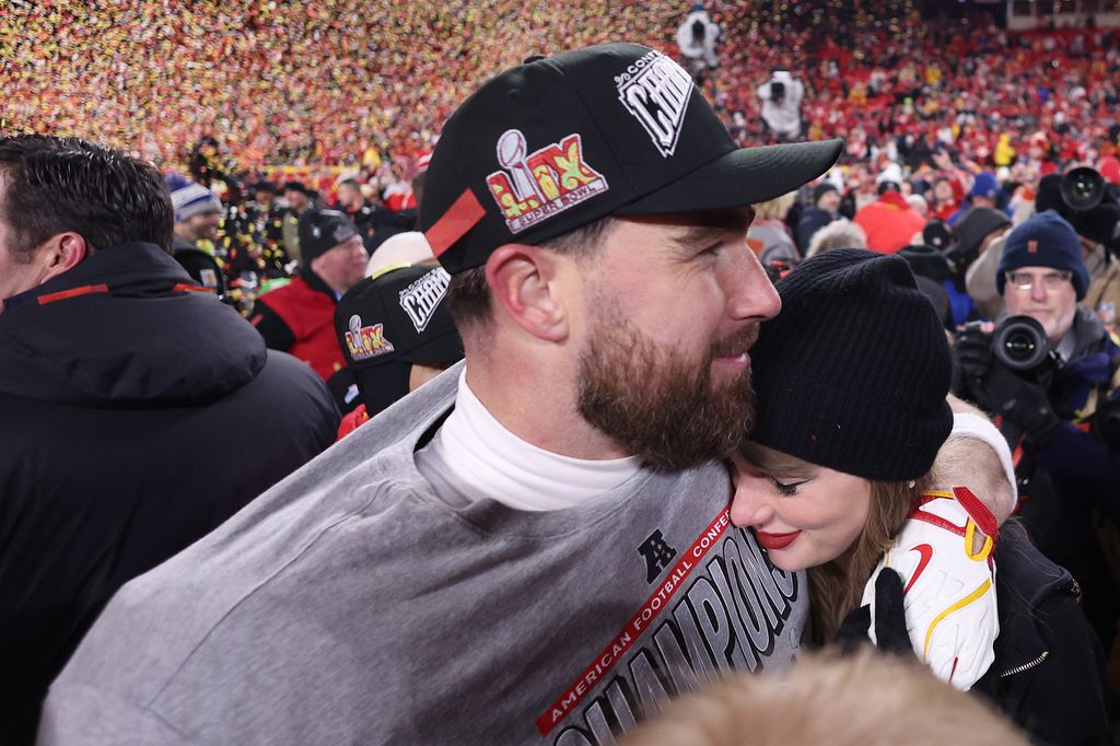 El apasionado beso entre Taylor Swift y Travis Kelce tras clasificarse para la Super Bowl