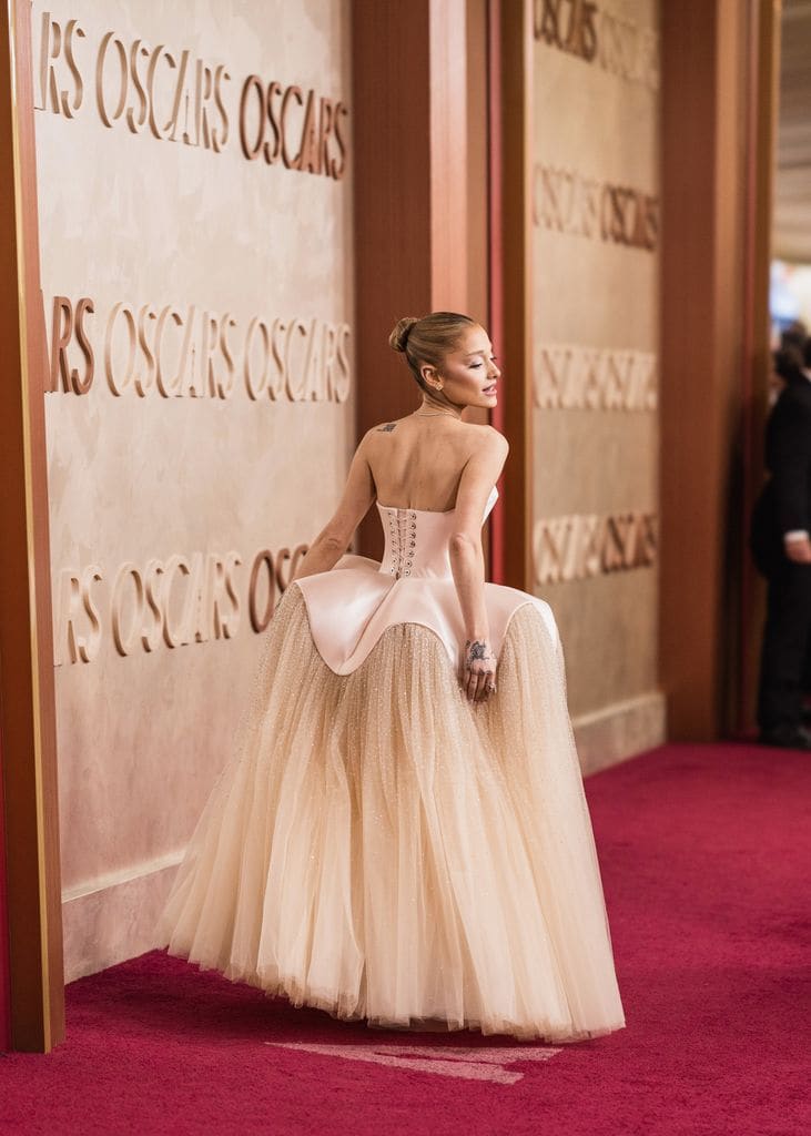 Ariana Grande deslumbró en la alfombra roja de los Premios Oscar 2025