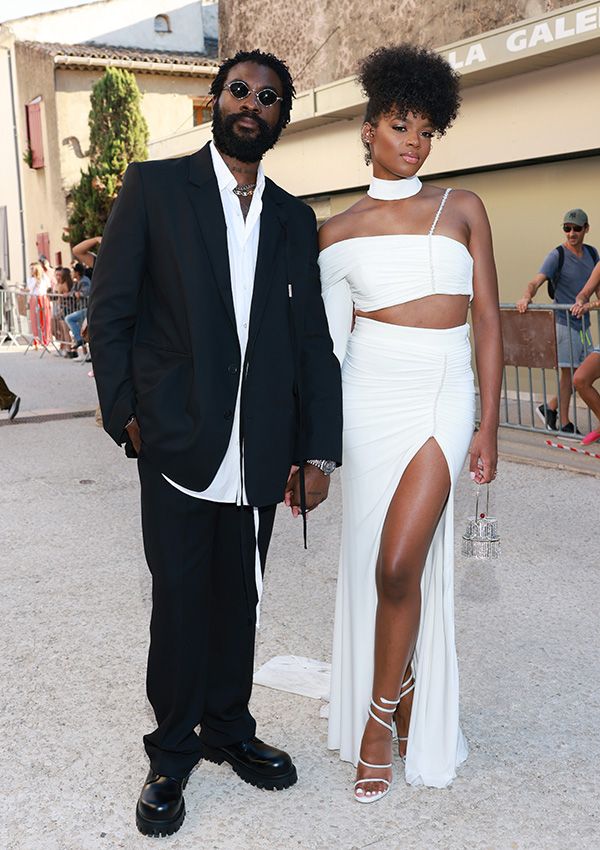 pareja look blanco negro